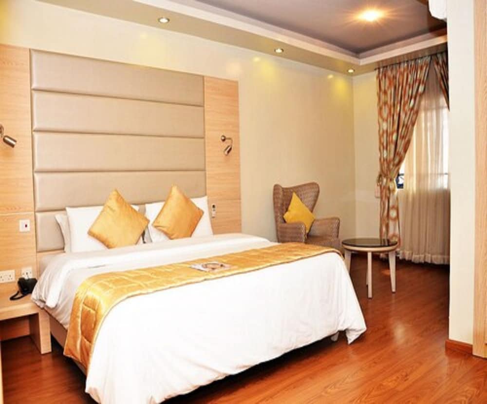 Luxury Suite - Photo 4