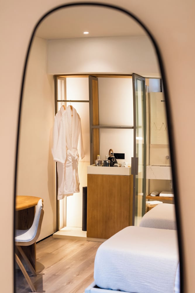Historic Deluxe Room - Photo 7