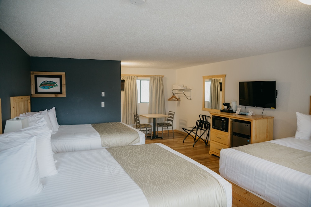 Standard Room 3 Queen beds + Kitchenette photo 2