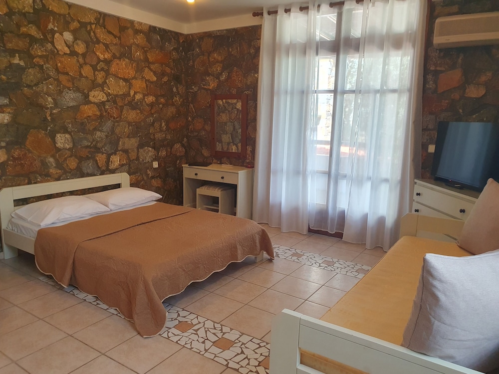 Comfort Double Room, Multiple Beds, Pool View photo 2