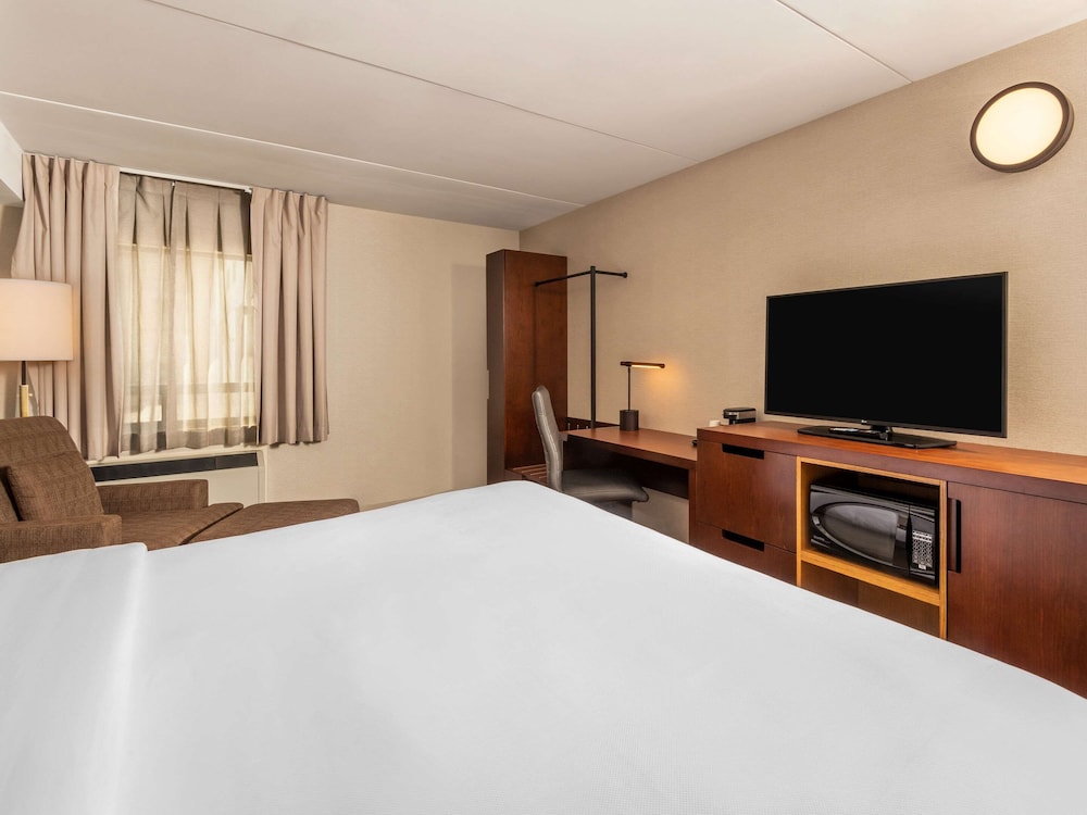 Room, 1 King Bed, Non Smoking (2nd Floor) - Photo 10
