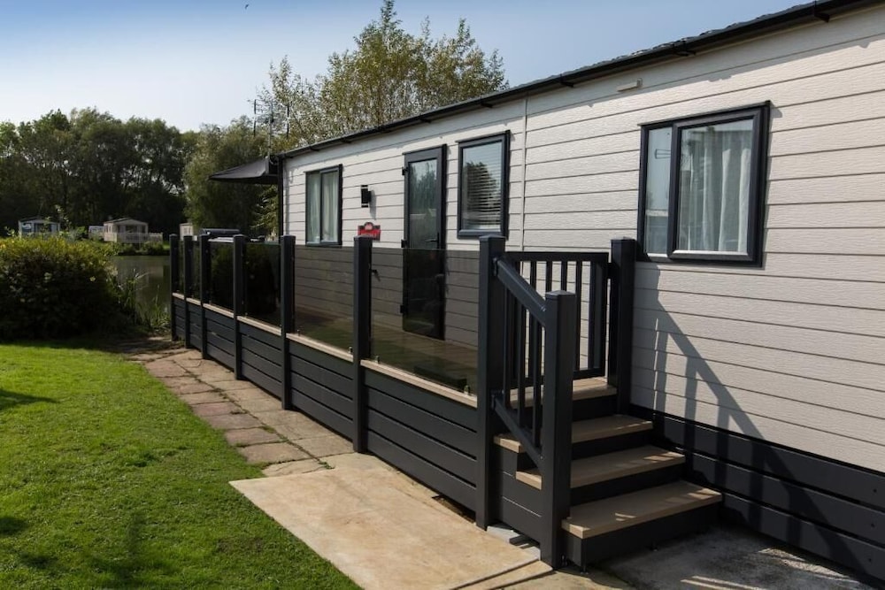 Deluxe Mobile Home, Private Bathroom, Lake View photo 2