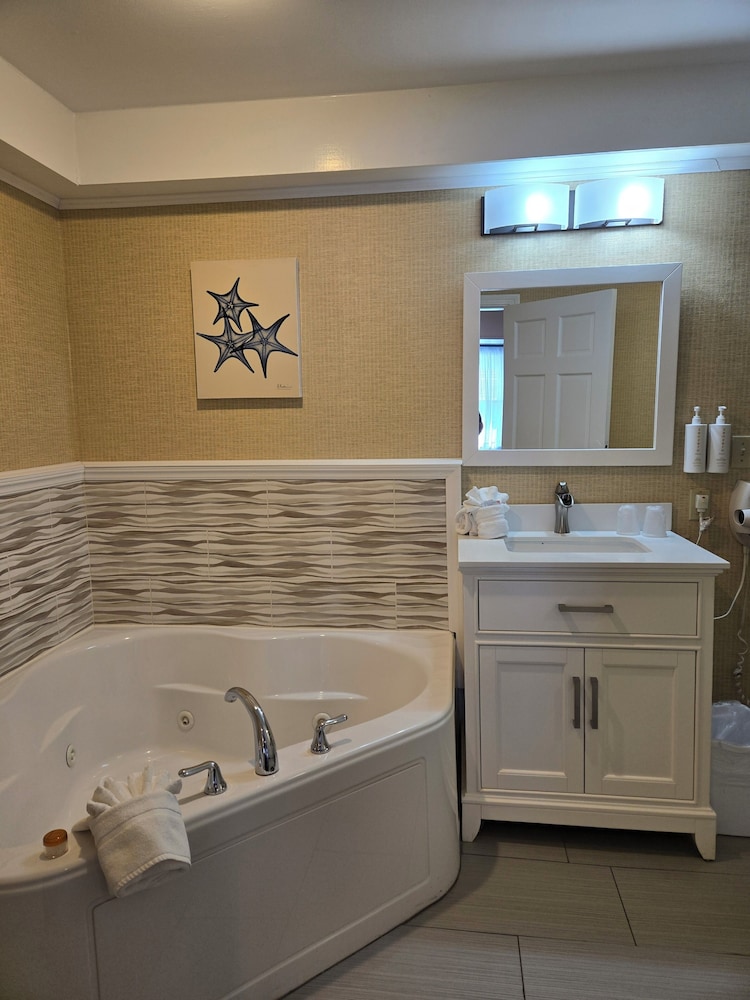 Grand Room, Jetted Tub, Ground Floor photo 2