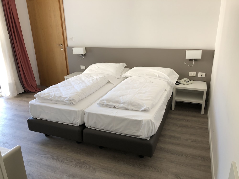 Double Room Single Use, Patio