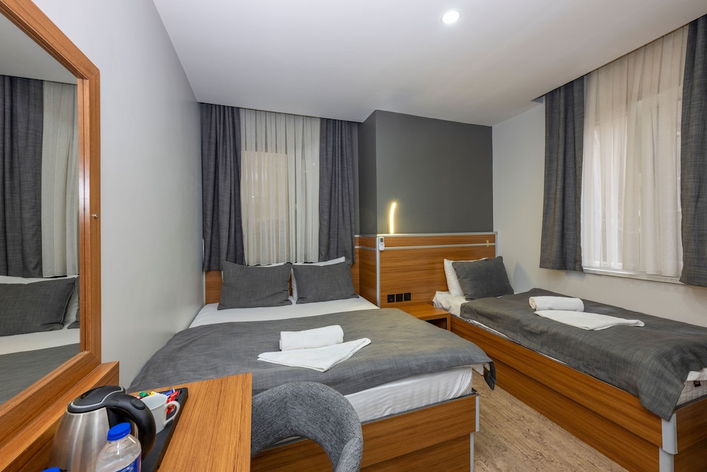 Deluxe Triple Room photo 2