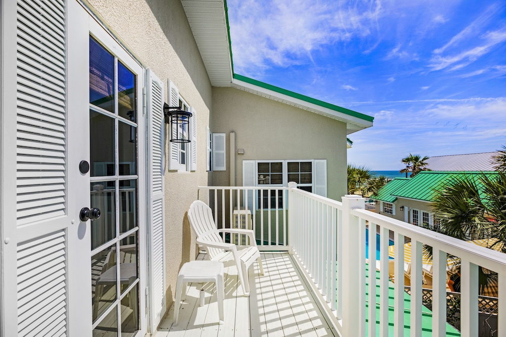 Deluxe Studio Suite, 1 King Bed, Balcony, Partial Ocean View (Non-Pet Room) photo 2