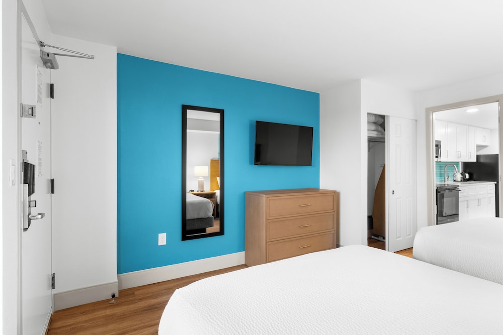 Oceanfront Deluxe One Bedroom Queen Suite photo 2
