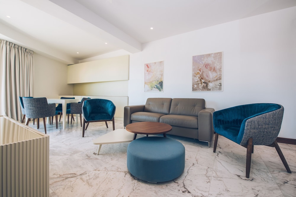 Family Suite (3 Adults)