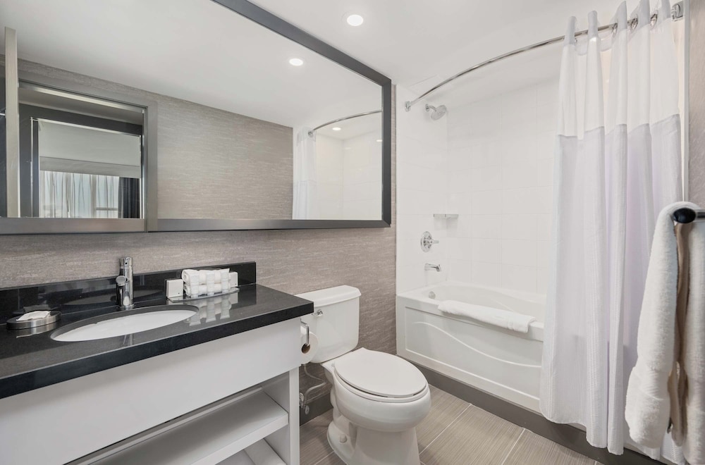 Grand Suite, 1 King Bed with Sofa bed, Kitchen (Jacuzzi) - Photo 6