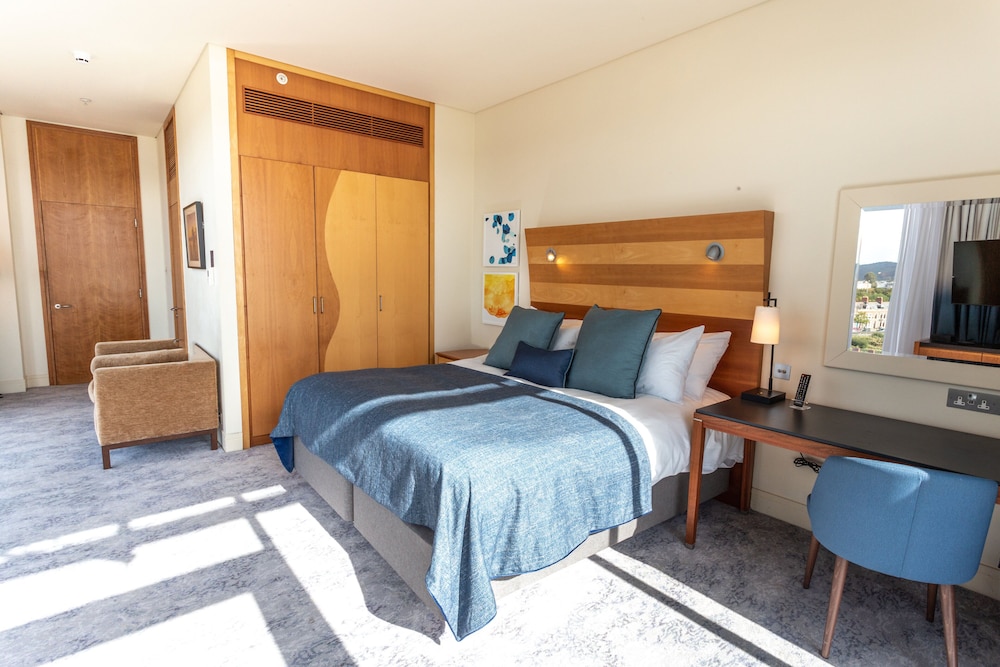 Grand Room, 1 King Bed, Balcony - Photo 3