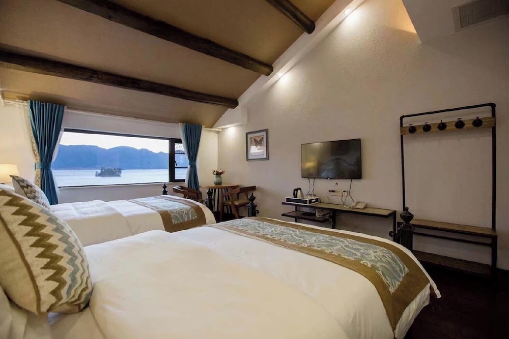Basic Twin Room, Lake View