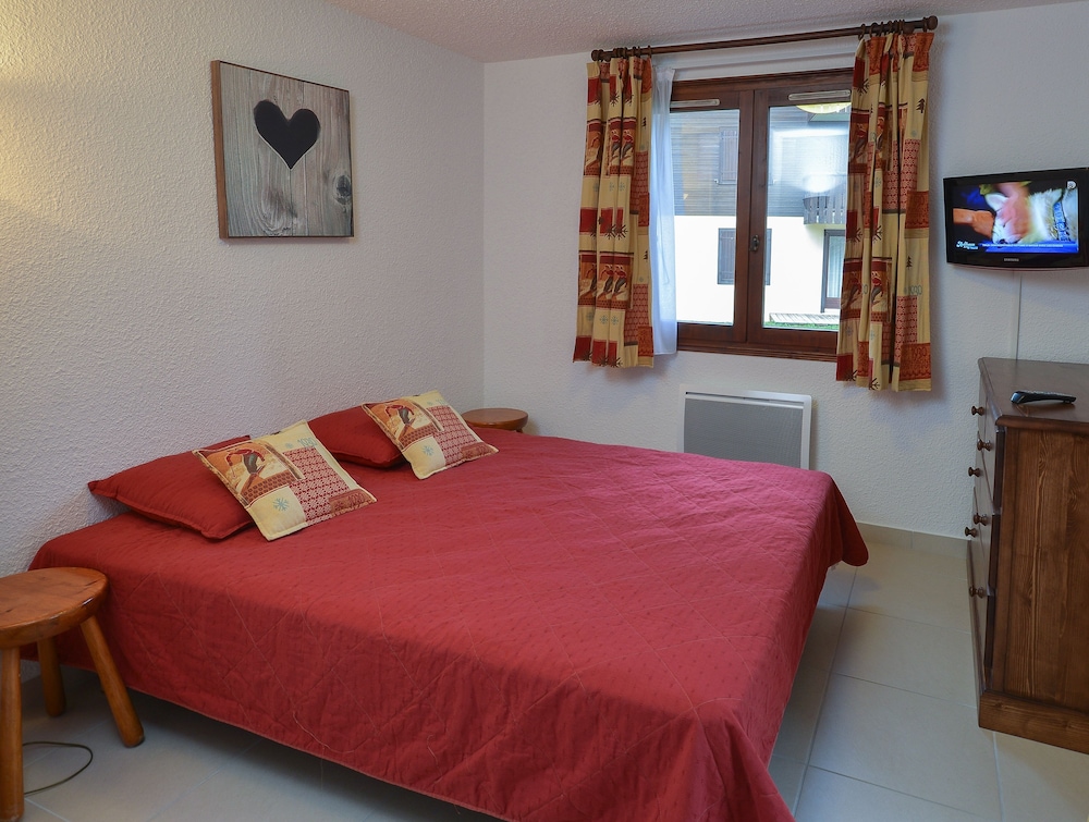 3 Room Apartment 8 People 1 baby 2 shower rooms