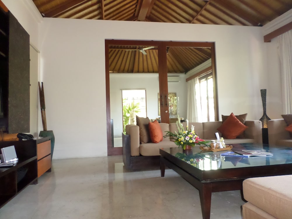 Three-Bedroom Villa with Private Pool - Photo 17