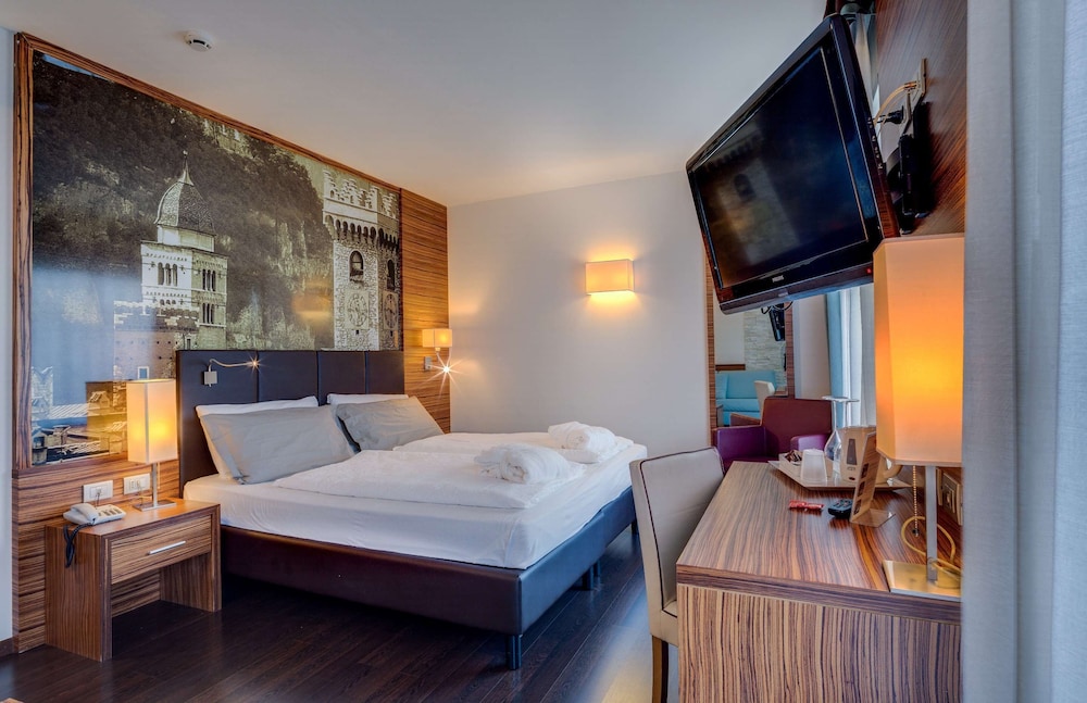 Junior Room, 1 King Bed with Sofa bed (Spa access) - Photo 9