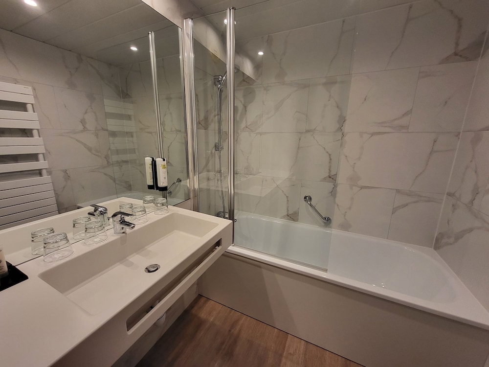 Twin Room - Photo 2