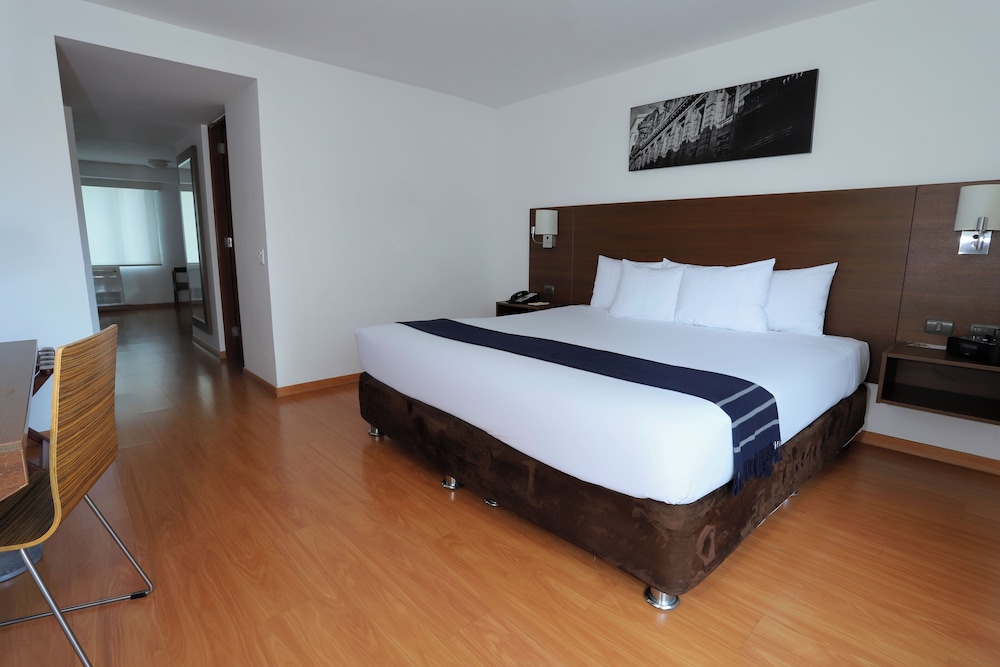 Suite, 1 King Bed - Photo 1