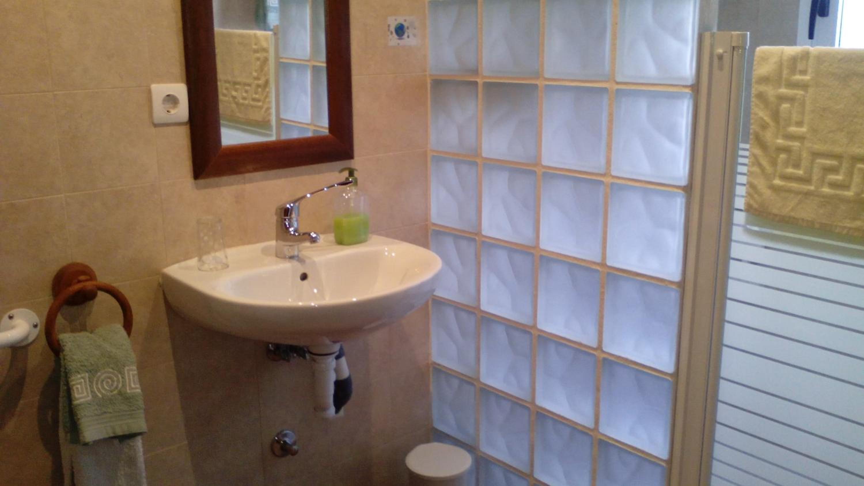Twin Room - Disability Access photo 3