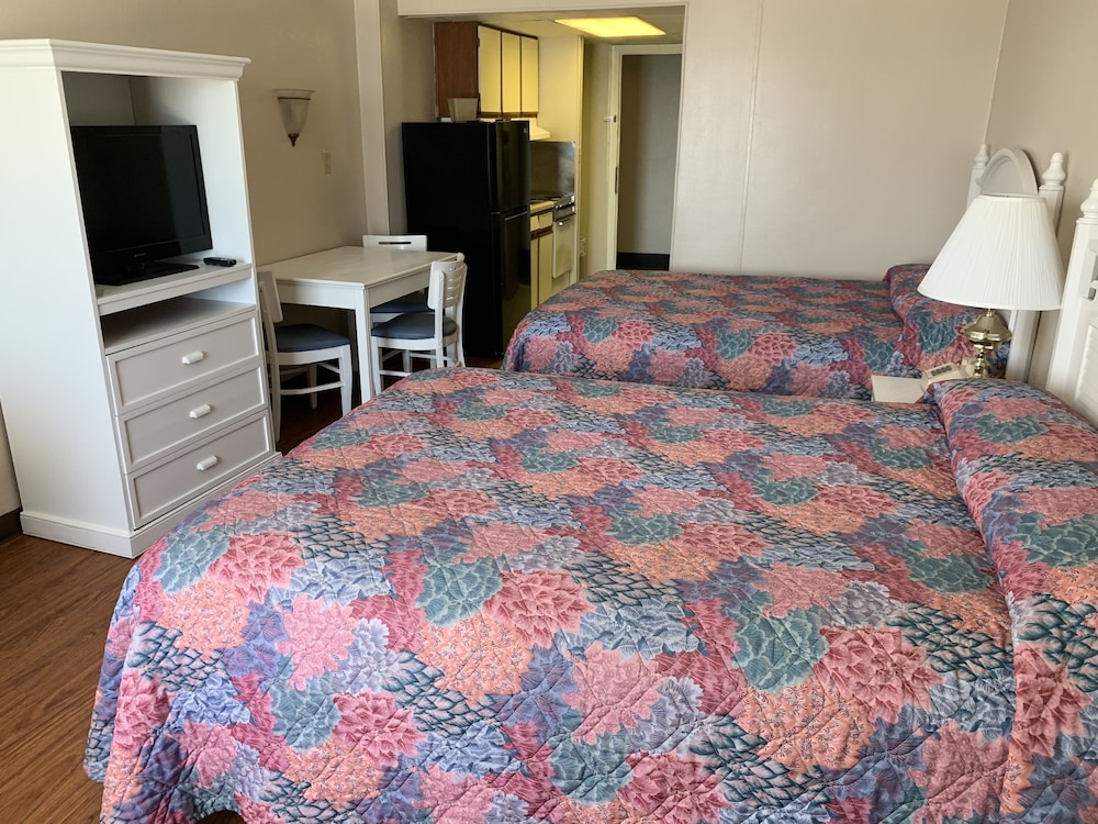 Standard Room, 2 Queen Beds, Kitchen photo 3