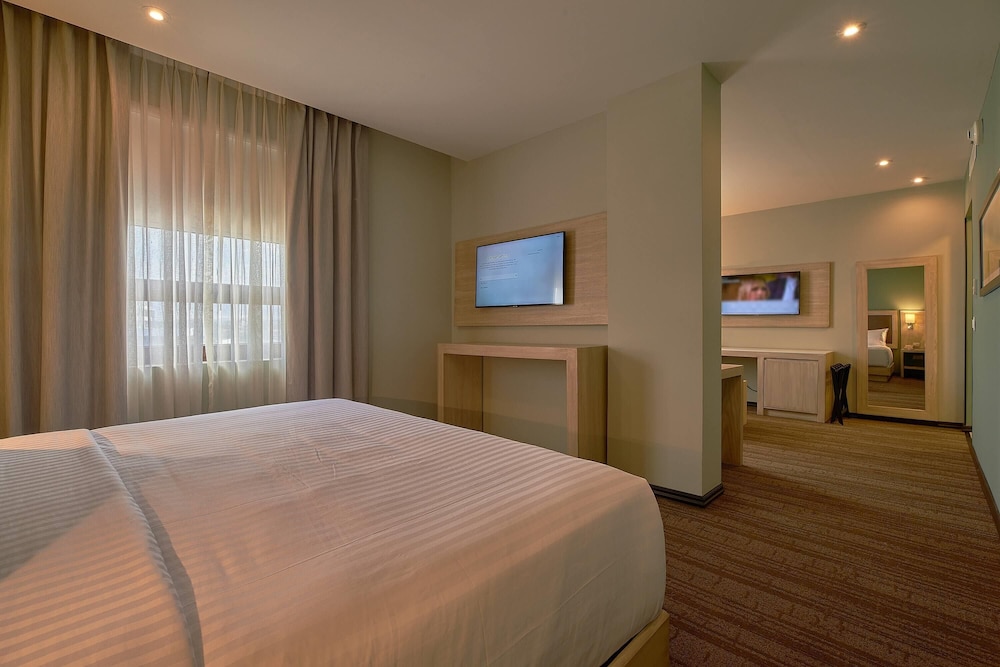 Junior Suite, 1 King Bed, Non Smoking photo 2