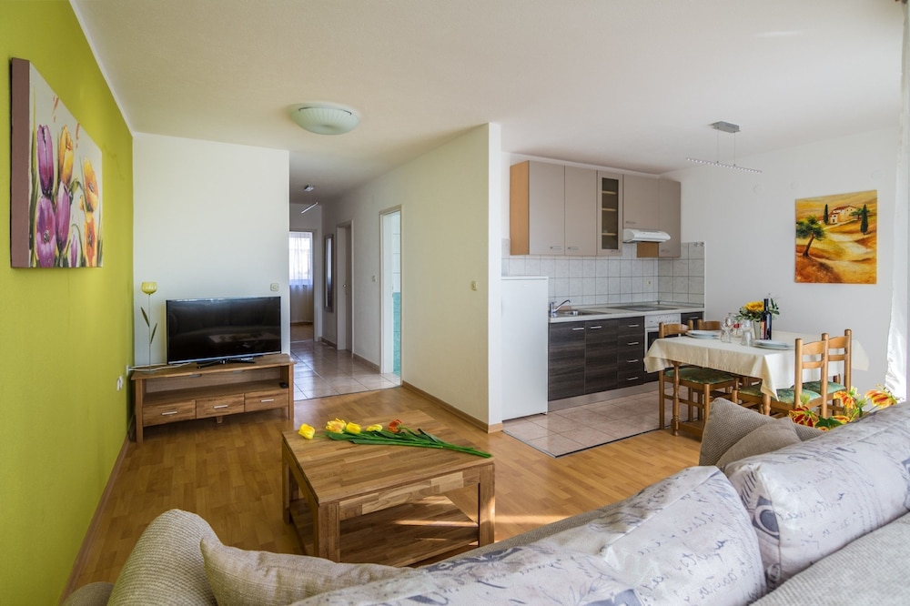 Comfort Condo, 2 Bedrooms, Pool Access, Partial Sea View