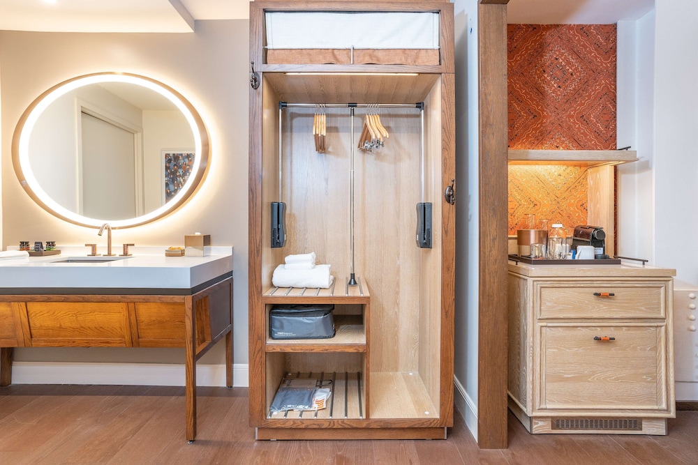 Deluxe Room, 1 King Bed, Accessible (Mobility, Roll-in Shower) - Photo 6