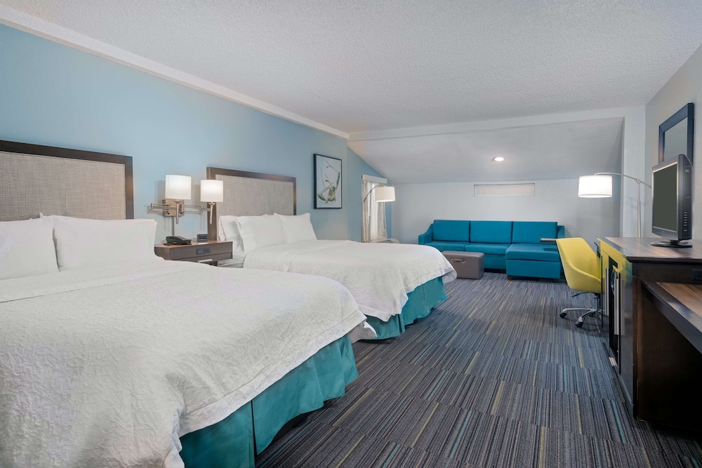 2 Queen Beds w/ Sofabed Larger Room, Non Smoking