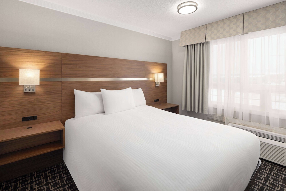 Suite, Multiple Beds, Non Smoking - Photo 2