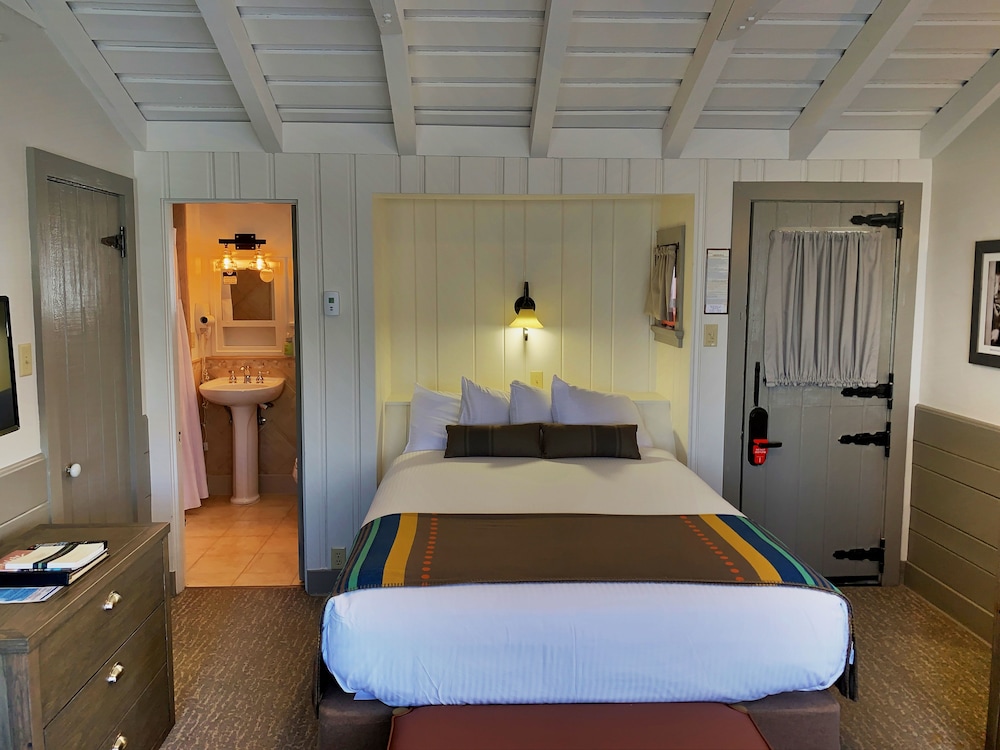Rim Cabin (1 Queen) No A/C