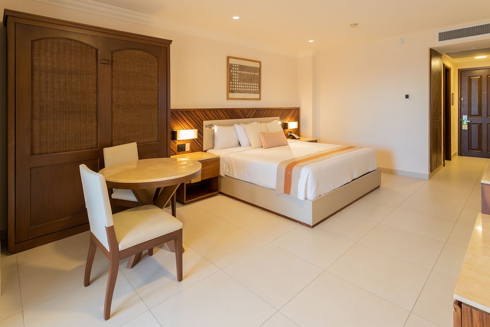 Deluxe Room, Balcony, Oceanfront - Photo 7