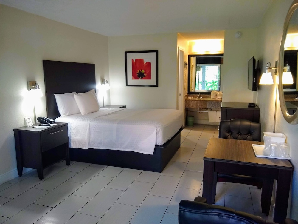 Standard Room, 1 Queen Bed, Non Smoking - Photo 1