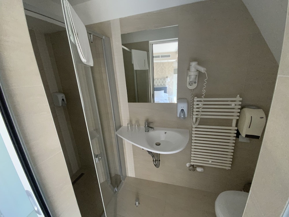 Standard Double or Twin Room - Photo 6