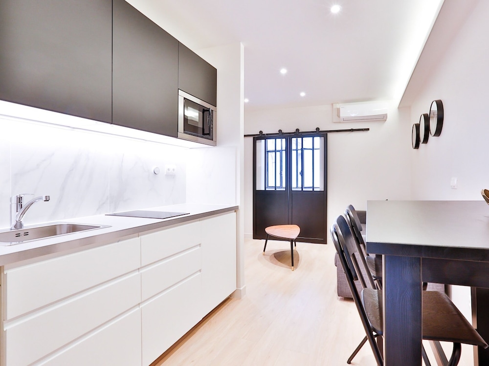 Superior Apartment, Private Bathroom, City View (401) photo 2