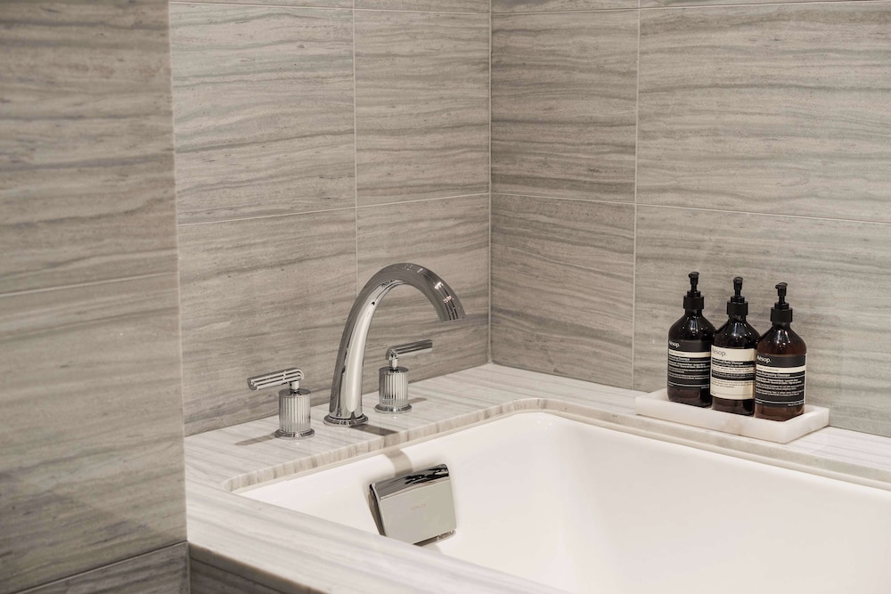 Deluxe Room, 1 King Bed (Hearing)