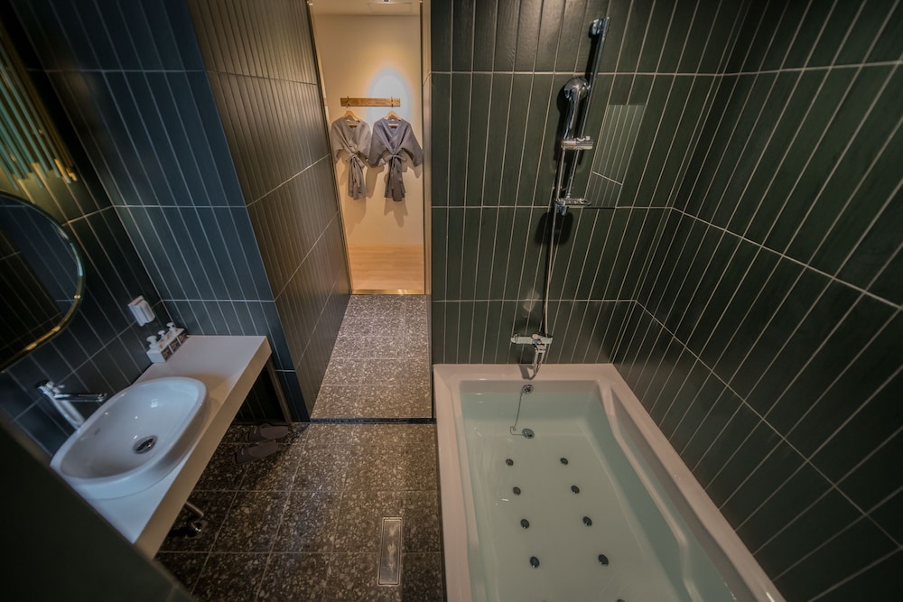 Vip, Jetted Tub - Photo 12