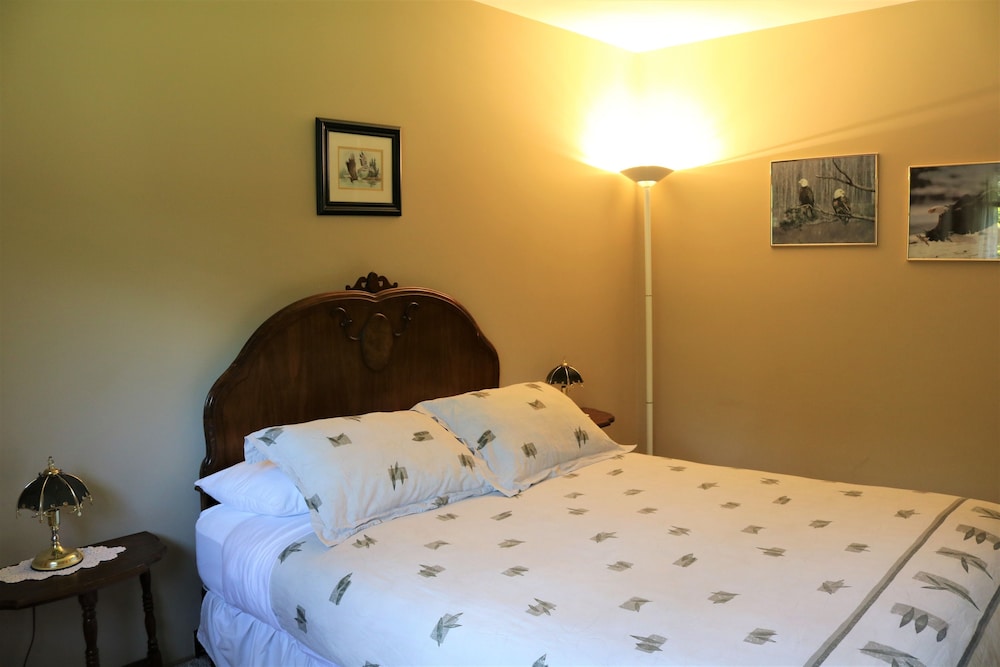 Eagles Nest- Queen Room photo 3