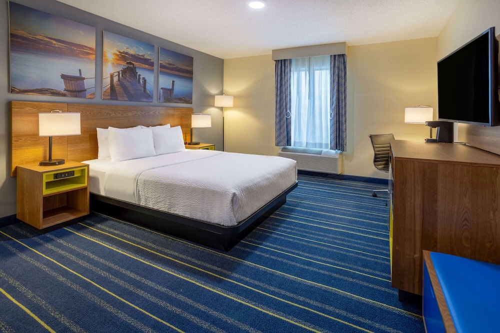 Room, 1 Queen Bed, Accessible, Non Smoking (Mobility/Hearing, Bathtub w/Grab bars) - Photo 2
