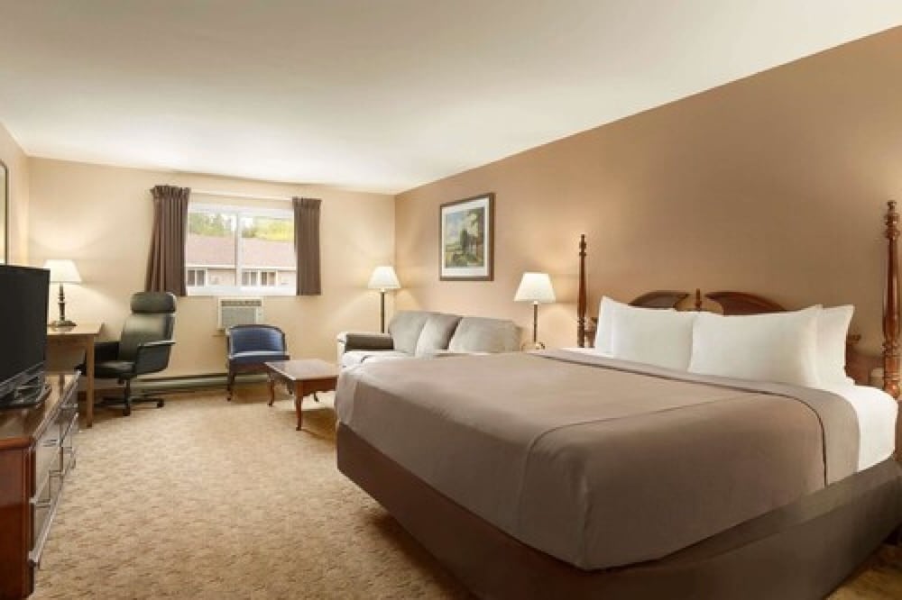 Suite, 1 King Bed, Non Smoking - Photo 3