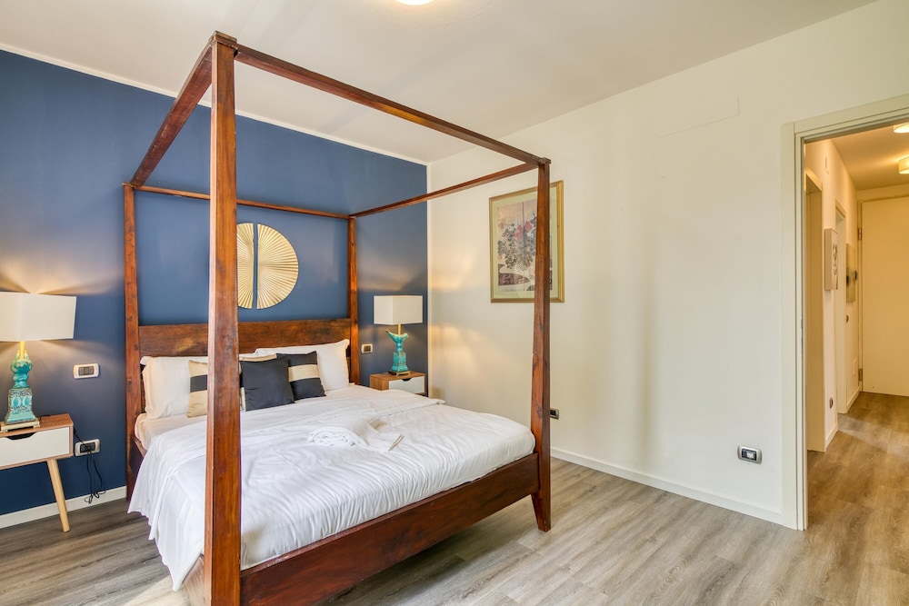 Family Apartment, 3 Bedrooms, Lakeside (Porto Letizia Orchidea 2)