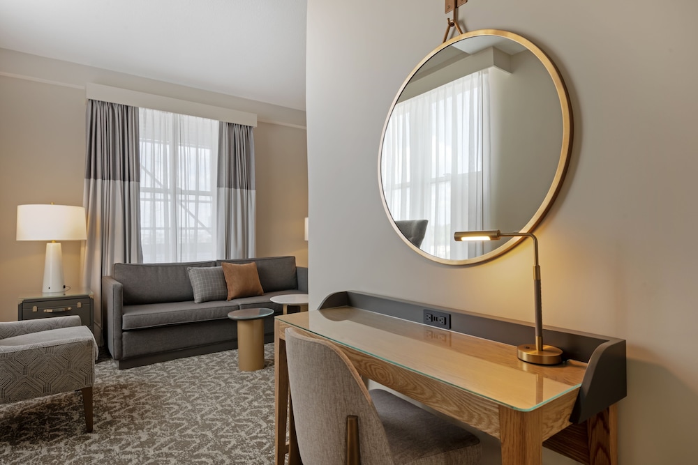 Junior Suite, 1 King Bed, Accessible, Bathtub (Mobility & Hearing) photo 3