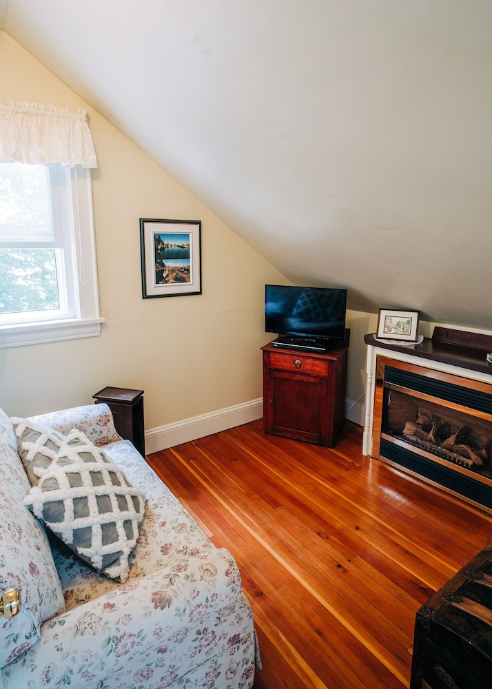 Minas Basin Suite photo 2