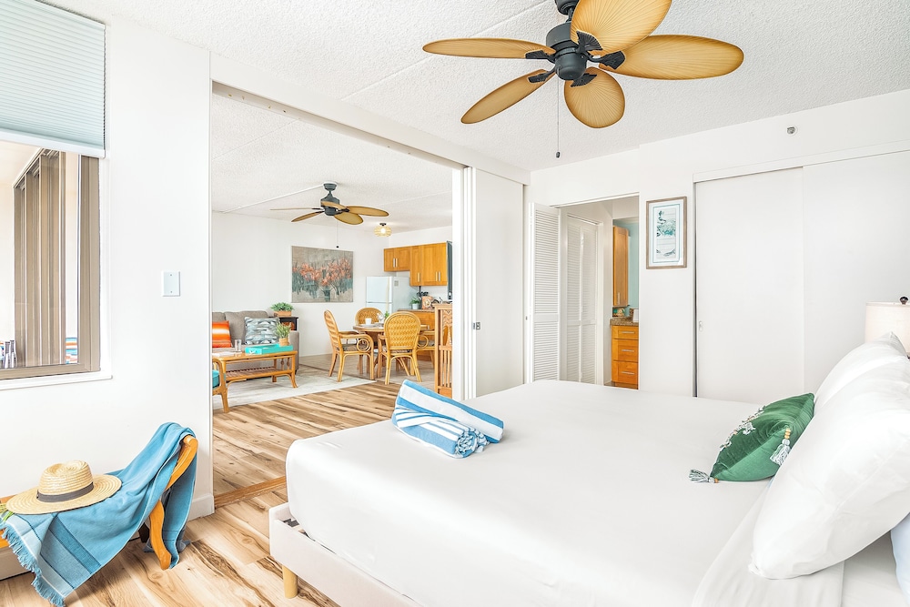 High Floor Ocean View Condo (King Bed and Parking): Condo, 1 Bedroom, Ocean View (0159) photo