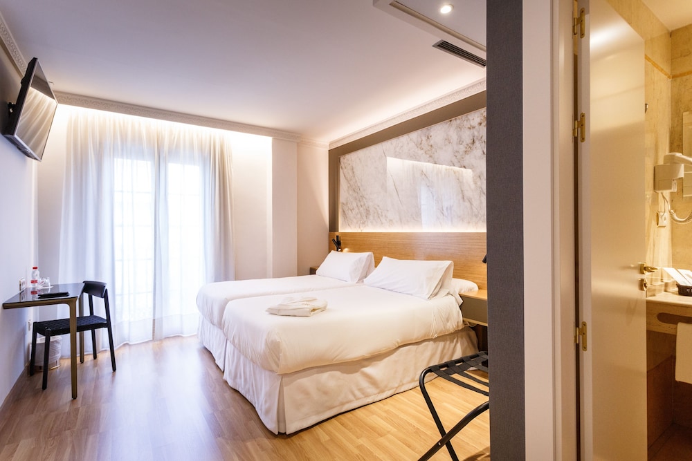 Standard Double Room - Photo 14