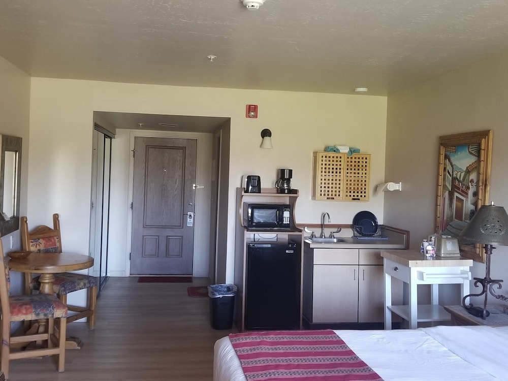 Junior Room, 1 King Bed, Kitchenette photo 3