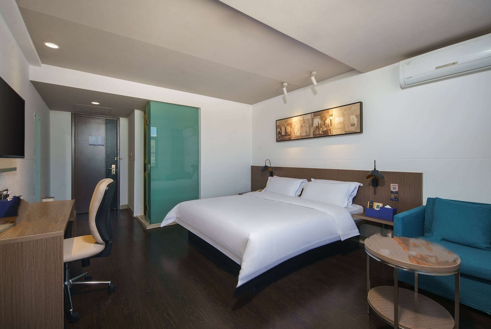Business Room, 1 King Bed, Non Smoking photo 1