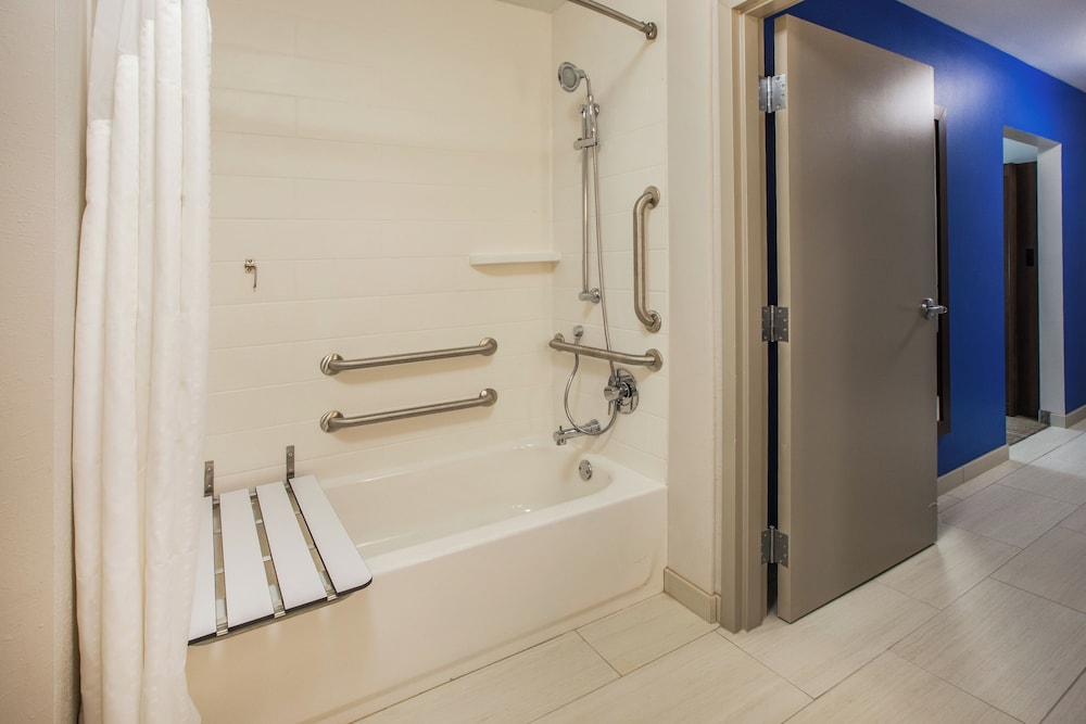 Suite, 1 King Bed, Accessible Bathtub (Accessible Tub) - Photo 2