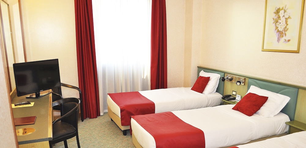 Economy Triple Room photo 2