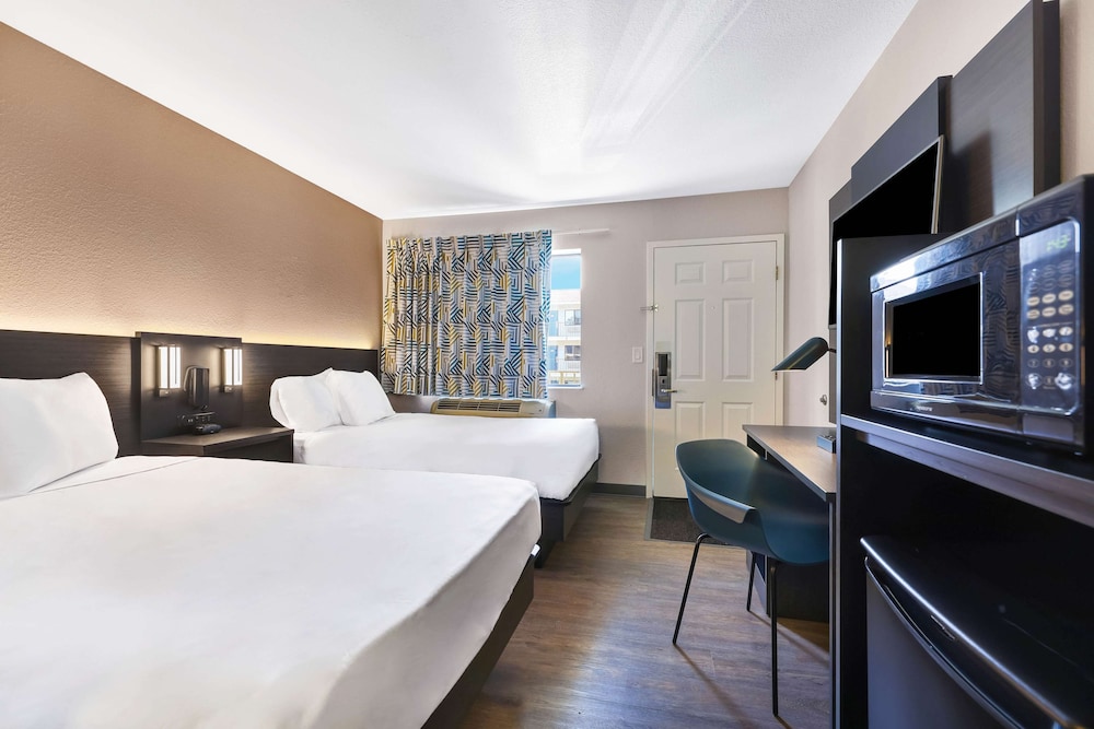 Standard Room, Multiple Beds, Non Smoking photo 2