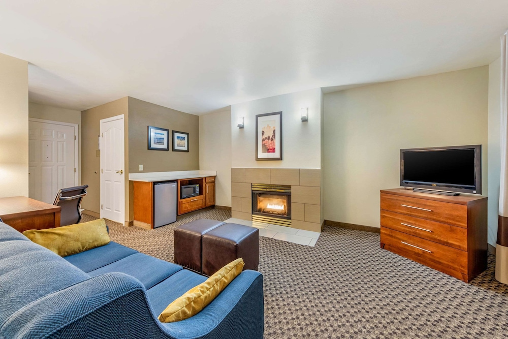 Suite, 1 Queen Bed with Sofa bed, Non Smoking (Upgrade) - Photo 3