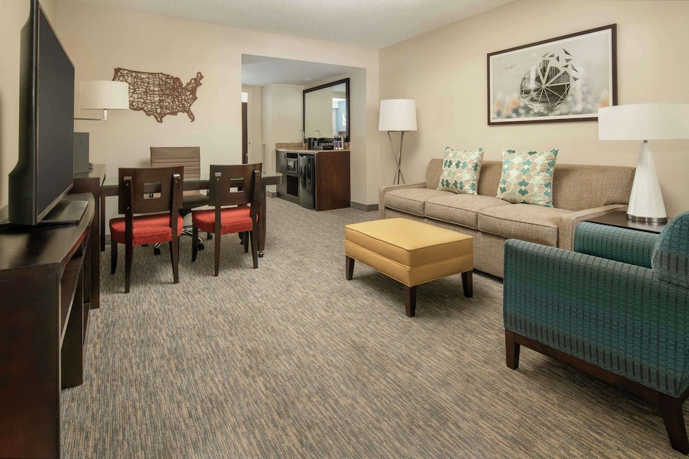 1 King Suite, Mobility/Hearing Access (Bathtub) - Photo 6