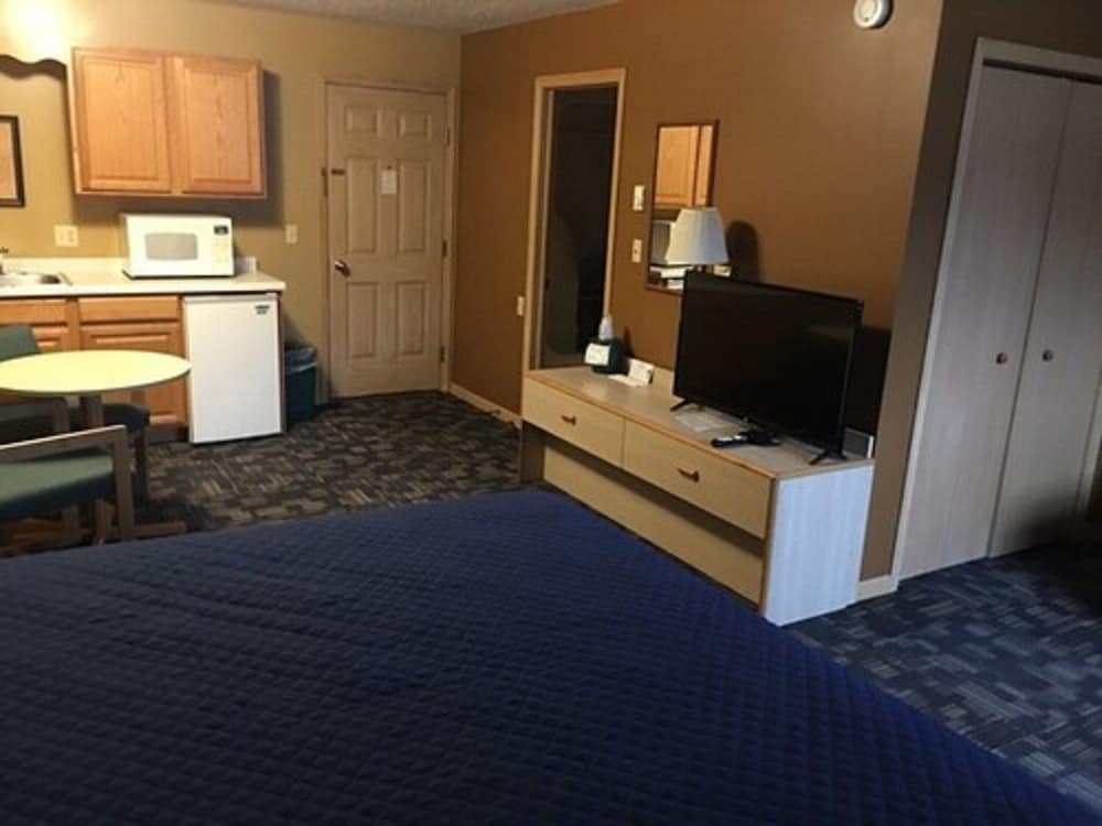 Economy Suite, 1 King Bed, Kitchenette